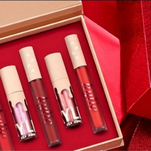 RED VELVET #405 | Kylie Cosmetics Velvet Liquid Lipstick - Bold Holiday Red - Picture 5 of 8